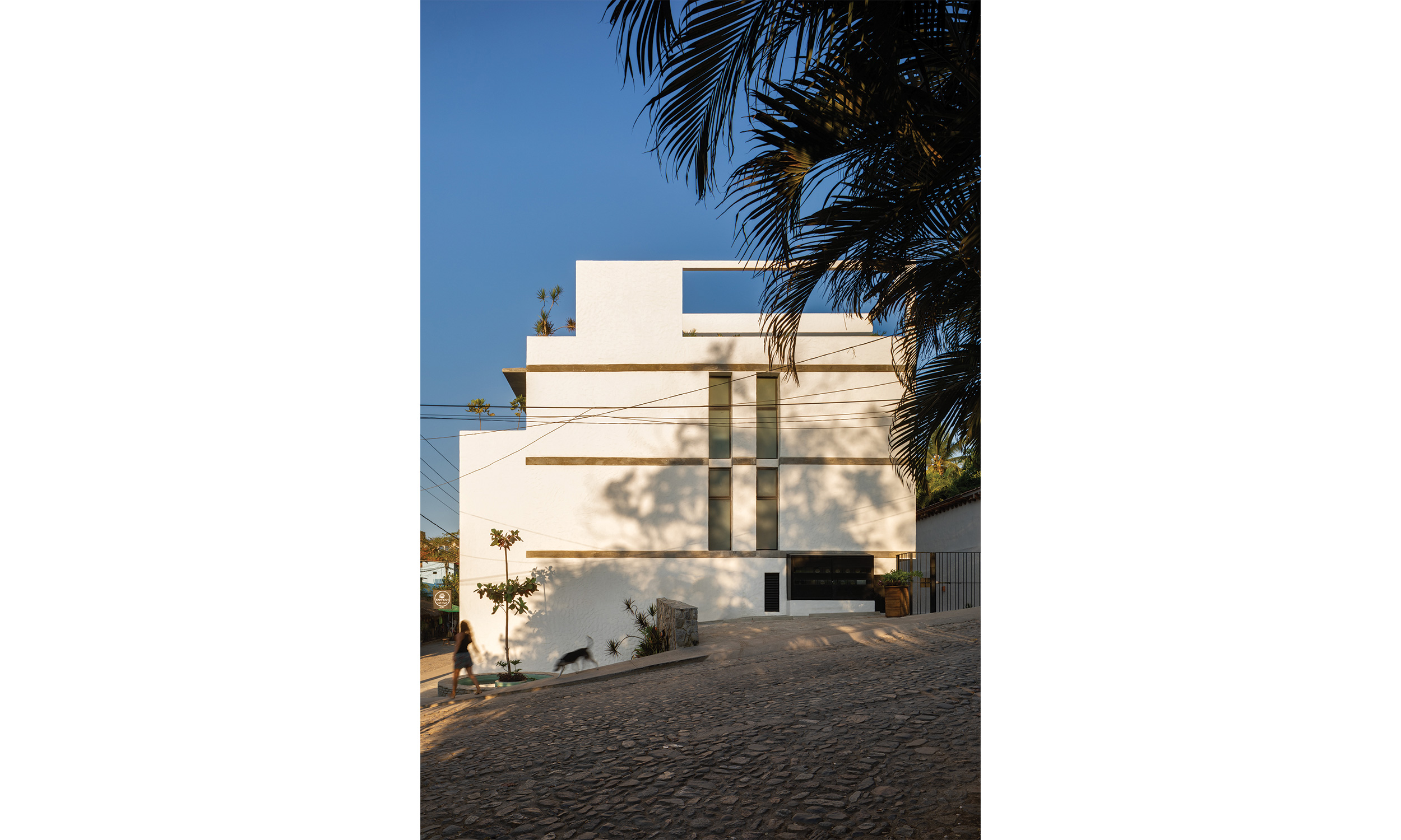 main_office_casa_galería_rafaél_gamo_921_side_view