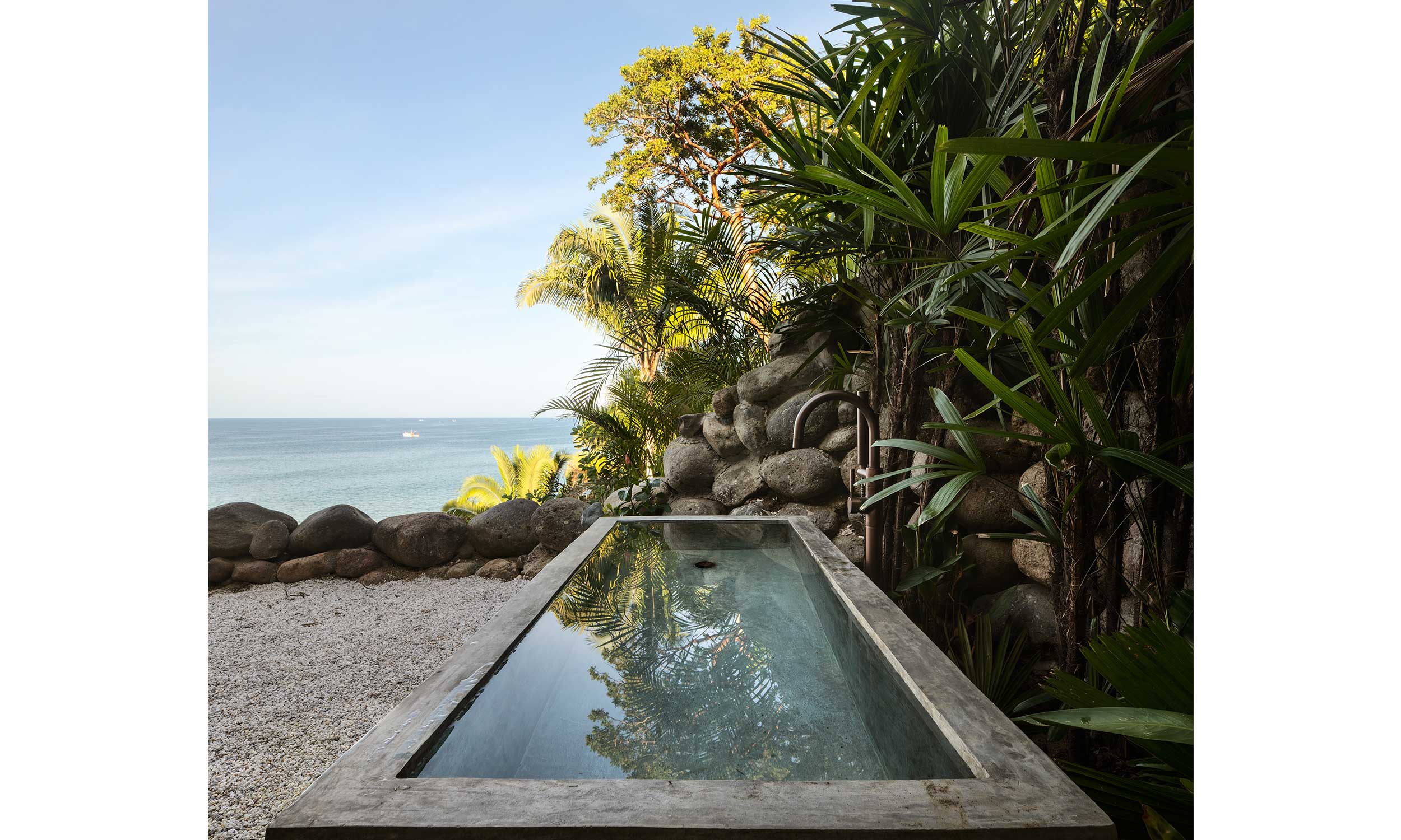 main_office_villa_pelicanos_exterior_03