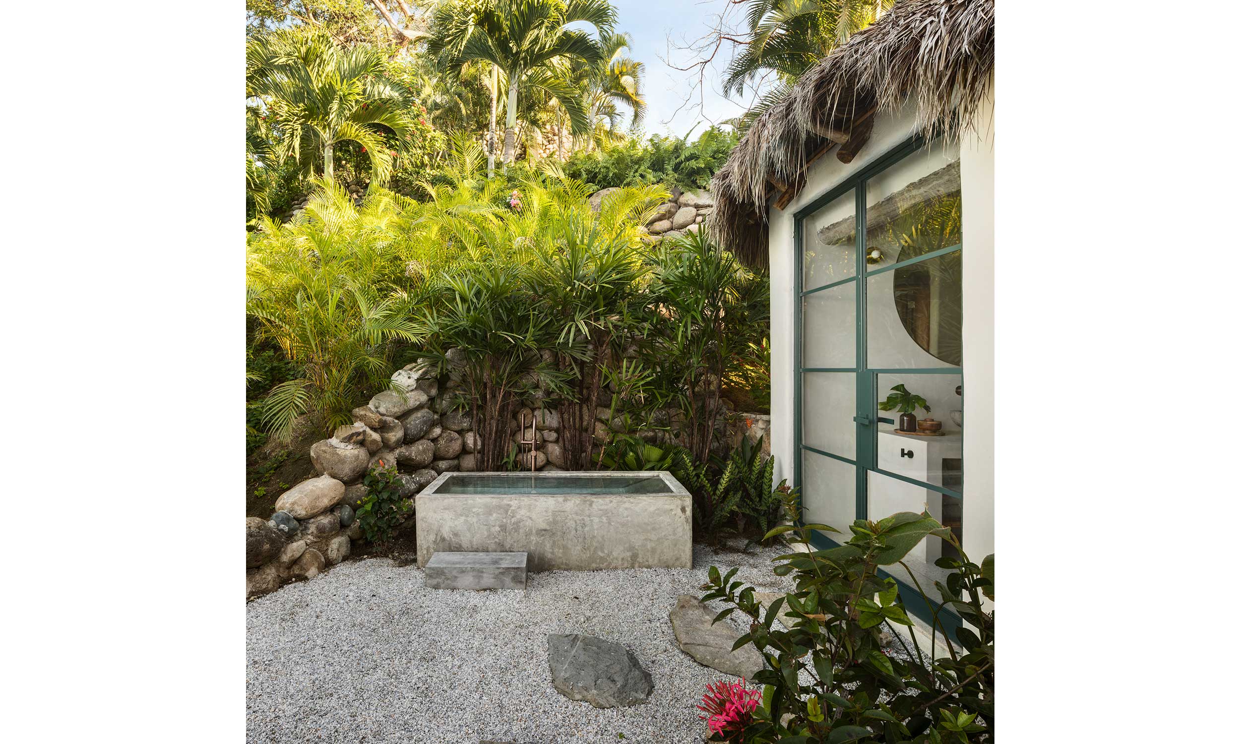 main_office_villa_pelicanos_exterior_04